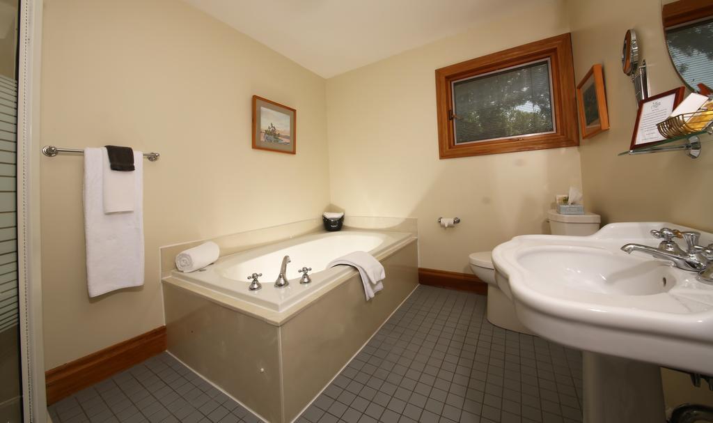 Kettle Creek Inn ポート・スタンリー エクステリア 写真
